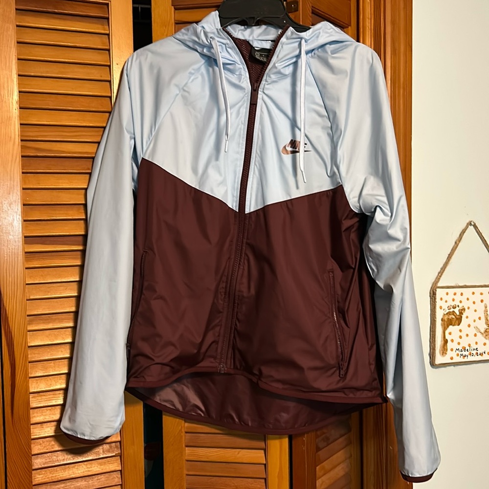 Nike women S windbreaker